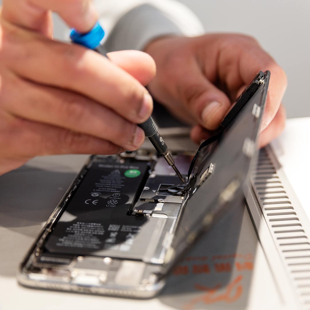 Smartphone bliver repareret hos Rep-Phone i Frederiksberg Centret.